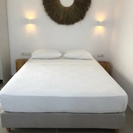 Odysseas & Naousa (Paros)