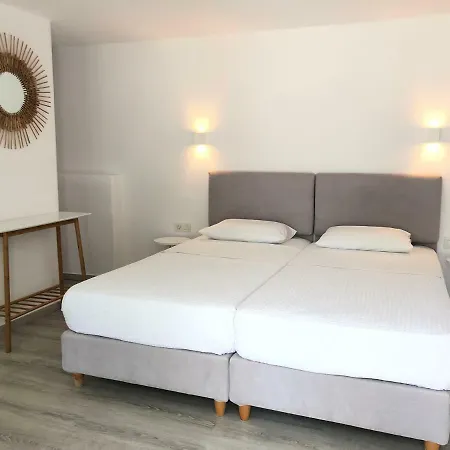 Odysseas & Apartment Naousa (Paros)