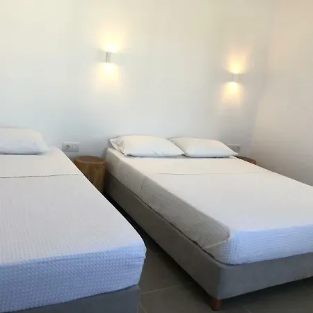 Odysseas & * Naousa (Paros)